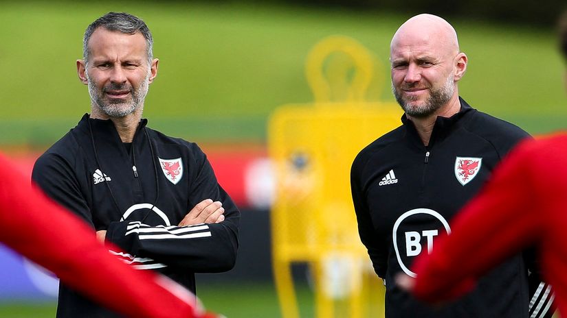 Ryan Giggs and Robert Page (©AFP)