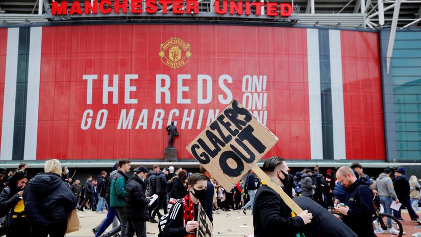 Fans protesting outside Old Trafford (©REUTERS/Phil Noble)