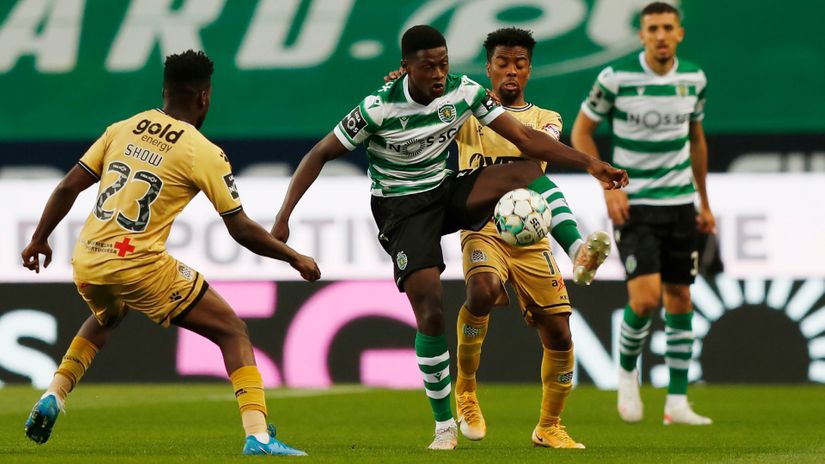 Nuno Mendes in action for Sporting (© REUTERS/Pedro Nunes)