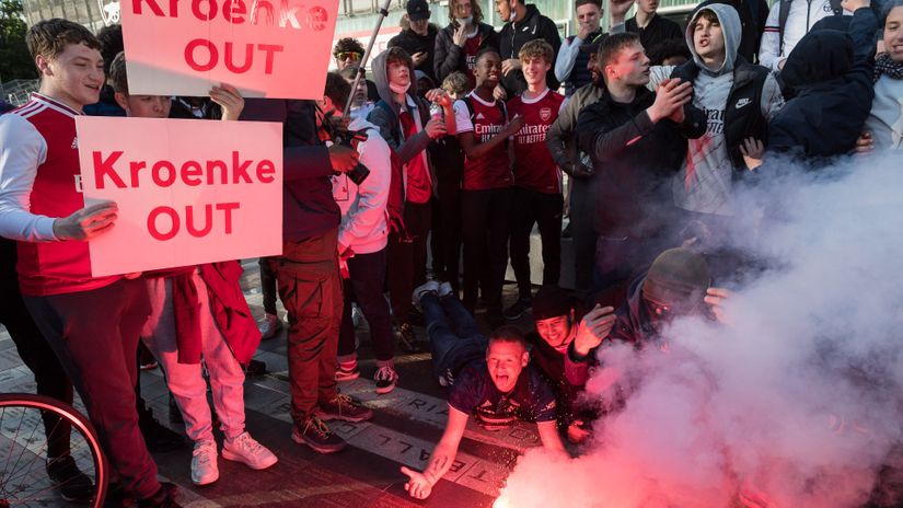 Arsenal fans protest against Kroenke (©AFP)