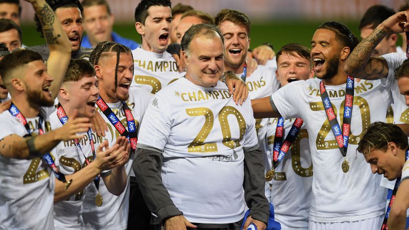 Bielsa and his boys celebrate the promotion to EPL in 2020 (©Michael Regan/Getty Images)