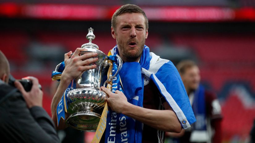 Vardy with the FA Cup trophy (©AFP)