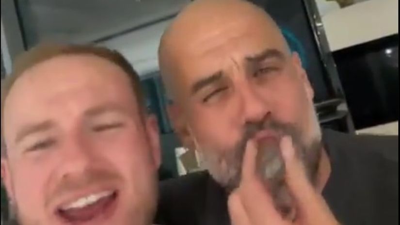 Guardiola smokes a cigar at the party (©Printscreen)