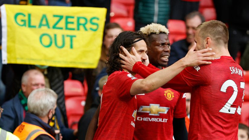 Luke Shaw (R) with Edinson Cavani and Paul Pogba (©AFP)