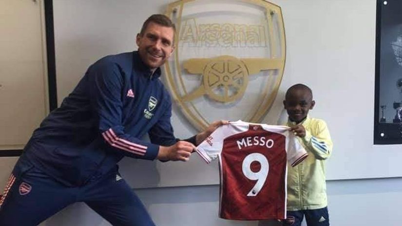 Ten year-old Kenyan wonderkind Leo Messo signs for Arsenal!