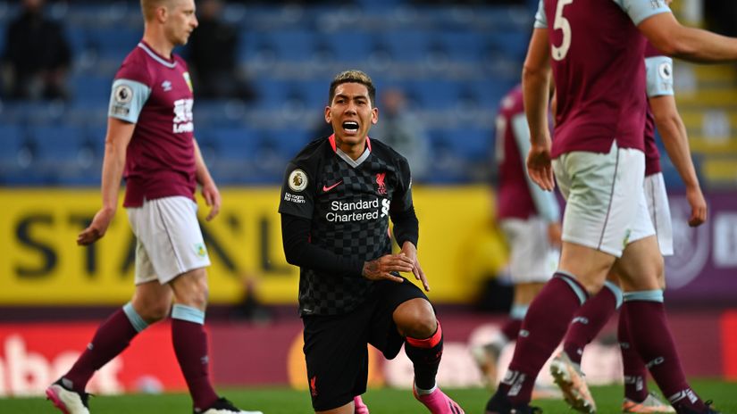 Firmino between Burnley players (© Clive Mason/Getty Images)