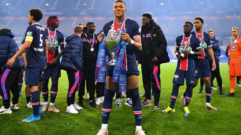 Mbappe with a trophy (©AFP)