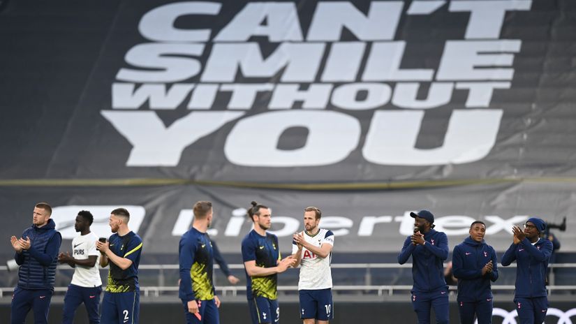Kane applauds the fans in a lap of honour after the Villa tie (© Daniel Leal-Olivas - Pool/Getty Images)