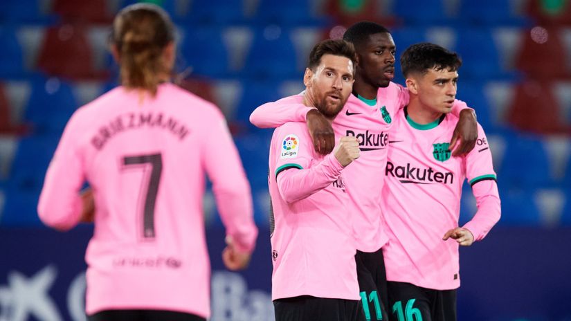 Griezmann and Messi with teammates (©Alex Caparros/Getty Images)