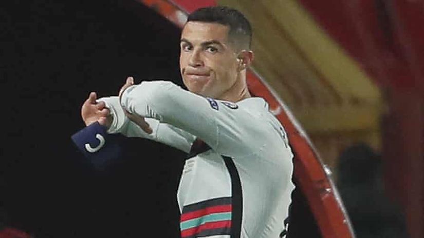 Cristiano Ronaldo throwing the armband which was first auctioned (©Gallo)