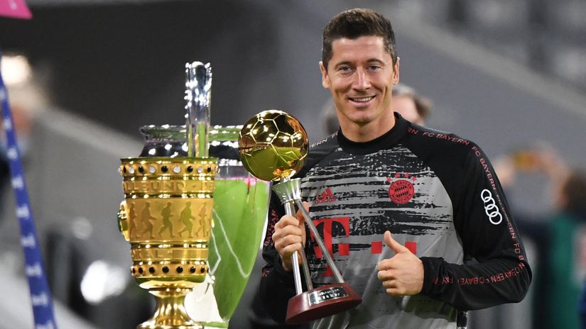 Robert Lewandowski chasing after another record (©AFP)