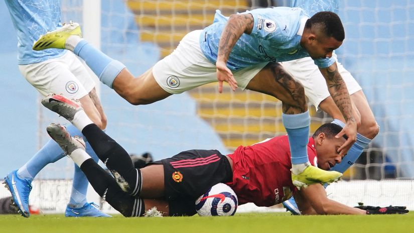 Falling over to get to Tottenham: Jesus and Martial (©AFP)