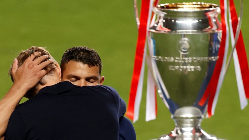 Tuchel and Thiago Silva after losing the 2020 UCL finals to Bayern Munich (©REUTERS/Matthew Childs/Pool)