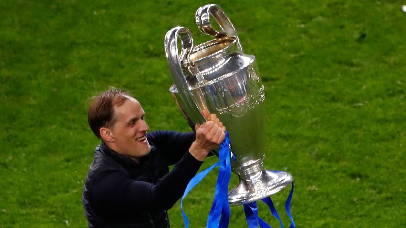 Thomas Tuchel with the Champions League trophy (©AFP)