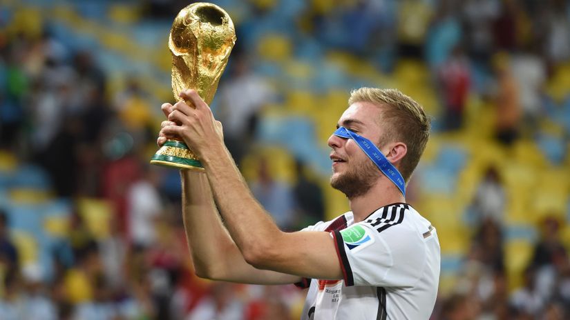 Christof Kramer with the WC trophy (©Matthias Hangst/Getty Images)