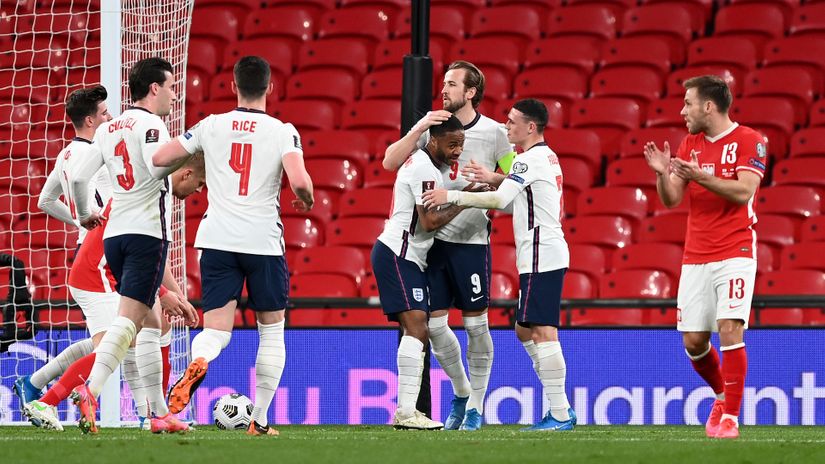 Kane, Foden, Sterling, Rice, Chilwell and Mount celebrate (©)