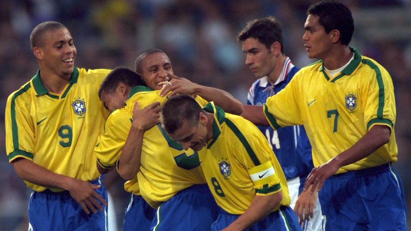 Roberto Carlos celebrates with his teammates (©Action Images/Stuart Franklin)