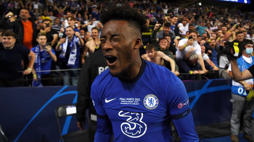 Callum Hudson-Odoi celebrating the Champions League title (©AFP)