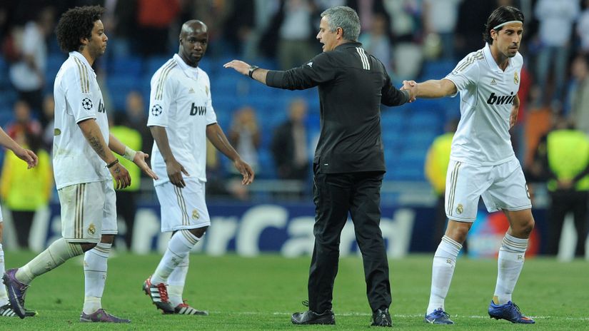 Mourinho shakes hands with Khedira, Marcelo and Diarra (©Denis Doyle/Getty Images)