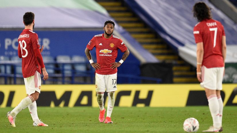 Fred between Fernandes and Cavani (©AFP)