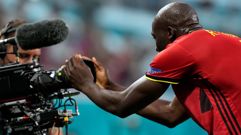 Lukaku addresses Eriksen after scoring an opener (©Dmitry Lovetsky - Pool/Getty Images)