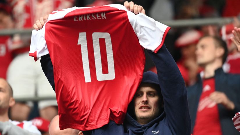 Denmark fan holding Eriksen's jersey (©AFP)