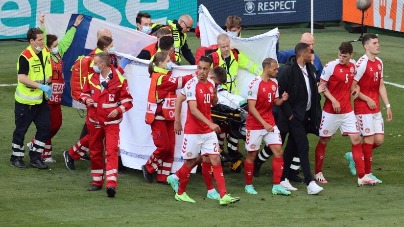 Intervention of the medical team after Eriksen collapsed against Finland (©AFP)