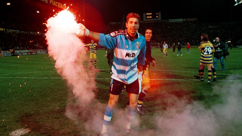 Buffon celebrates at the end of the Serie A match played between Parma and AC Milan in April 2000 (©Claudio Villa/Getty Images)
