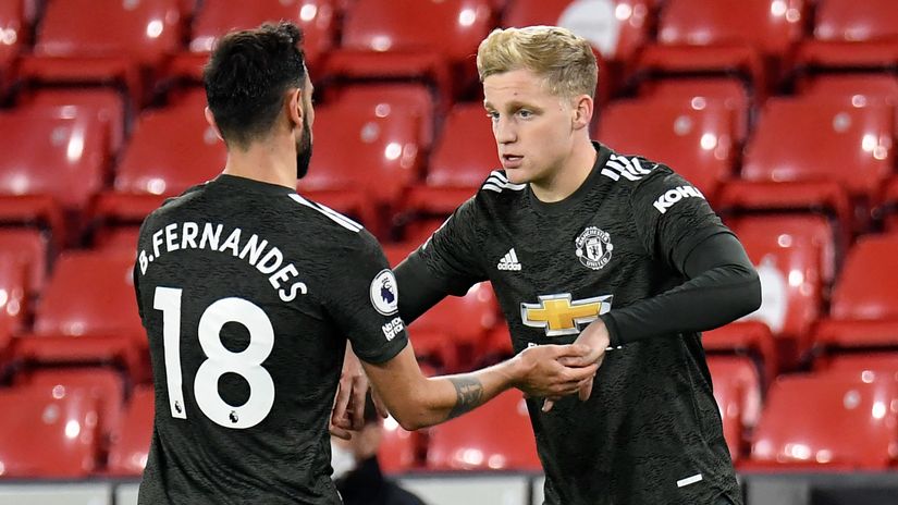 Van de Beek replacing Fernandes (©AFP)