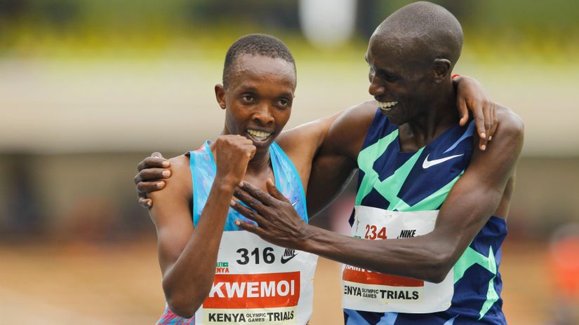 Geoffrey Kamworor congratulates Rodgers Kwemoi after the duo booked tickets to Tokyo Olympics 
