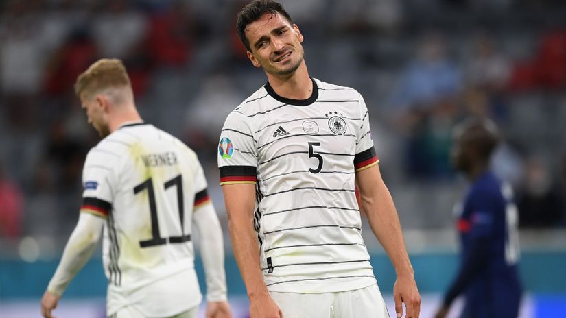 Hummels in despair after an own goal (©Matthias Hangst/Getty Images)