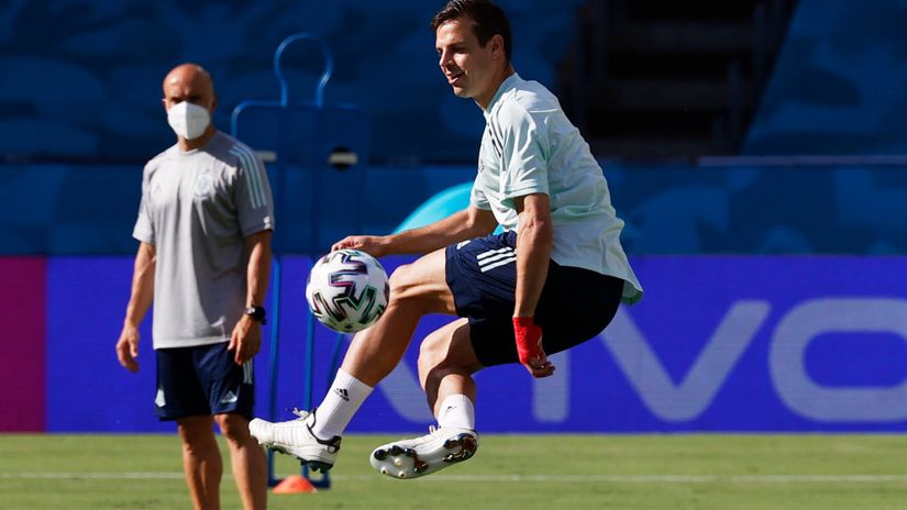 Cezar Azpilicueta prepares for Spain's last game (©REUTERS/Marcelo Del Pozo)