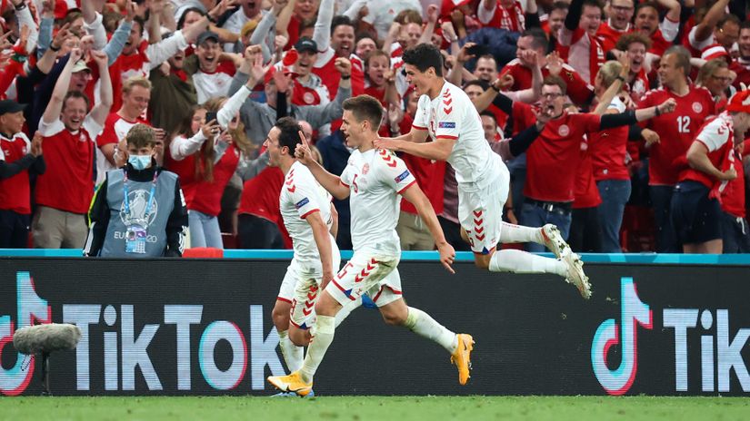 The Danes celebrate in front of their fans (©Wolfgang Rattay - Pool/Getty Images)