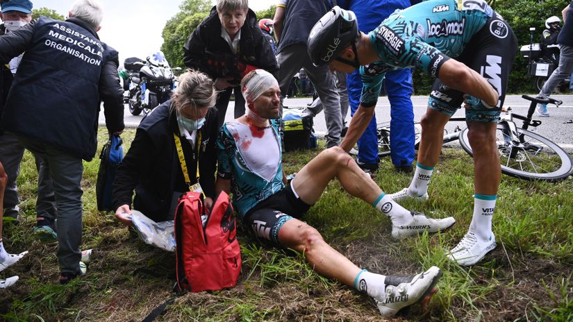 Cyril Lemoine of France receives medical attention (©REUTERS/Anne-Christine Poujoulat)