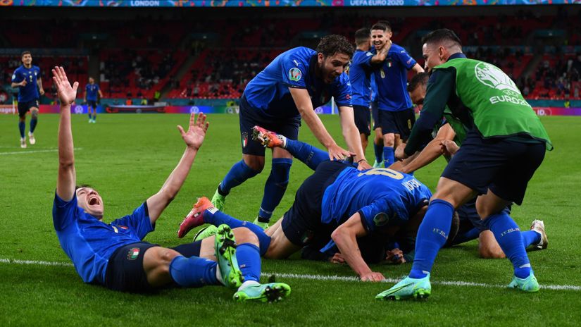 Italians celebrate their second (©Claudio Villa/Getty Images)