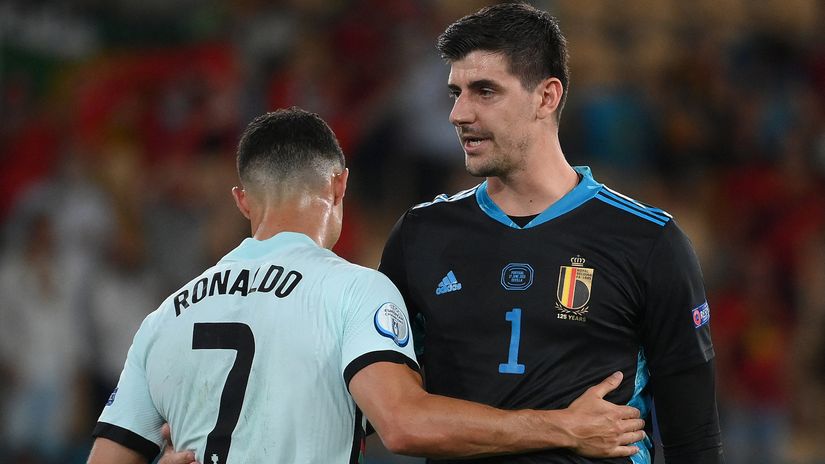 Cristiano Ronaldo and his former Real Madrid teammate Thibaut Courtois (©AFP)