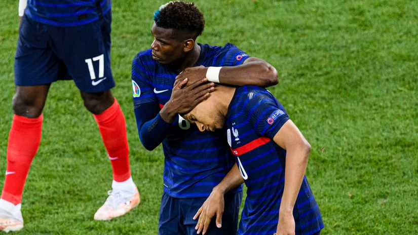 Pogba consolates Mbappe (©Marcio Machado/Getty Images)