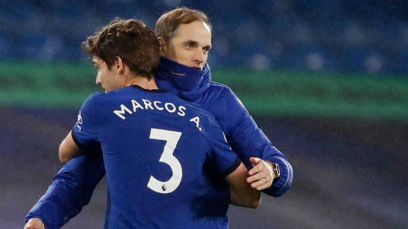 Alonso hugs his coach (©REUTERS/Paul Childs)