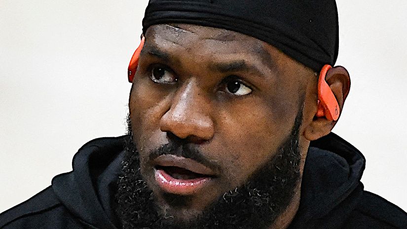 It's not easy being LeBron James (©AFP)