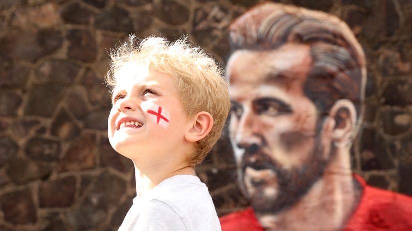 A young England fan in front of a giant mural created by street artist (©Reuters/Lee Smith)