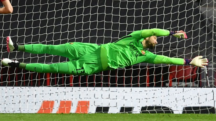 Is it a bird? Is it a plane? No, it's Pau Lopez (©AFP)