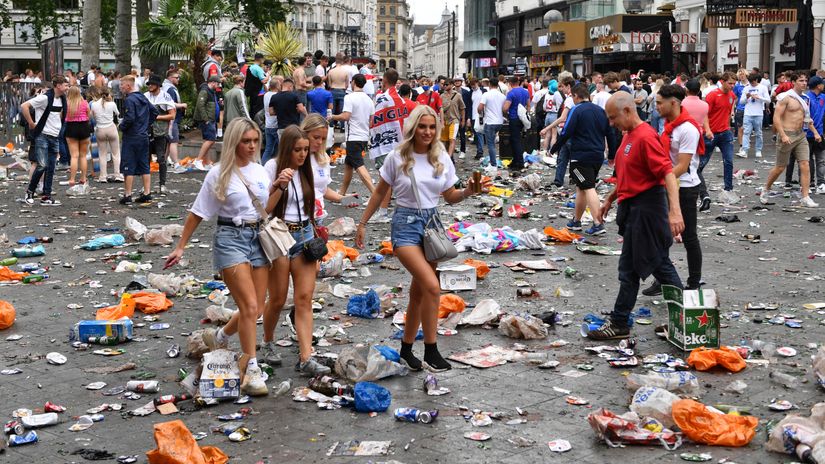 Supporters left tons of trash in the streets (©AFP)