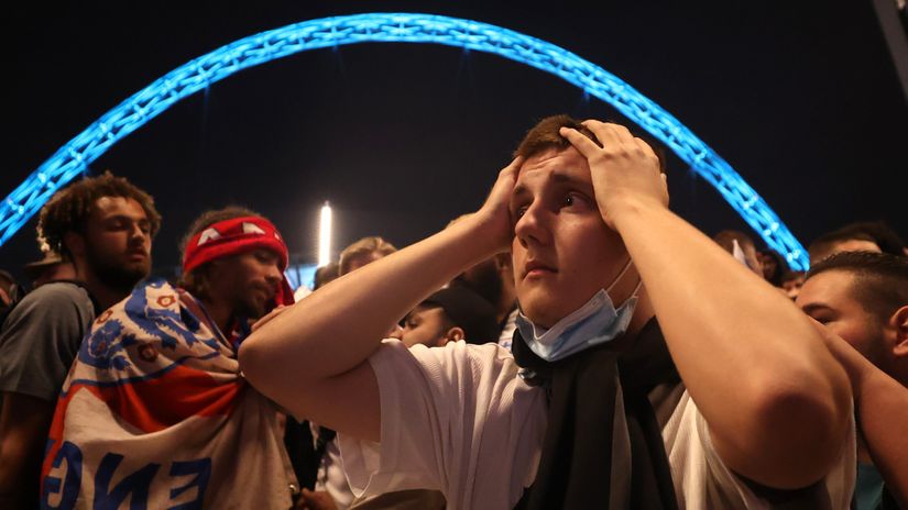 Disappointed English fans (©Reuters/Lee Smith)