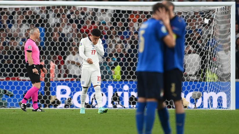 Chiellini kisses Locatelli after Sancho misses a penalty (©Andy Rain - Pool/Getty Images)
