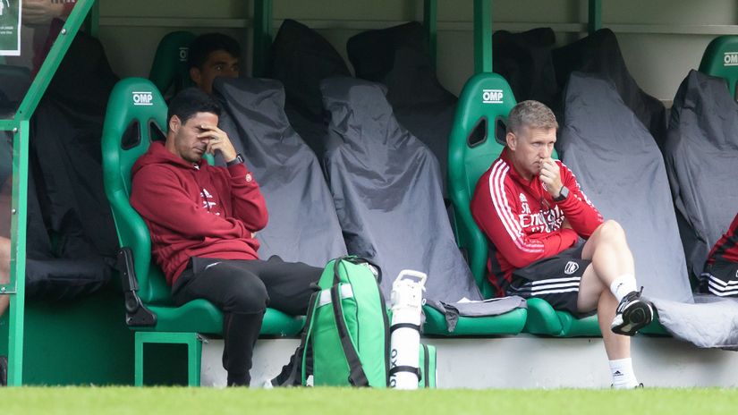 Frustrated Mikel Arteta on the Arsenal's bench (© Steve Welsh/Getty Images)