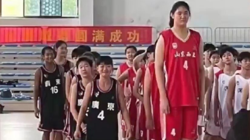 Zhang Ziyu is awkwardly taller than all other players (©)