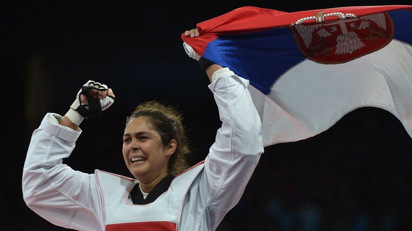 Pride of Serbia: Milica Mandic celebrates her final win in 2012 (©AFP)