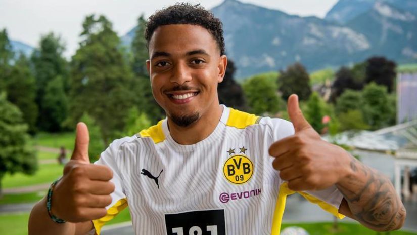 New arrival Malen (©BVB)