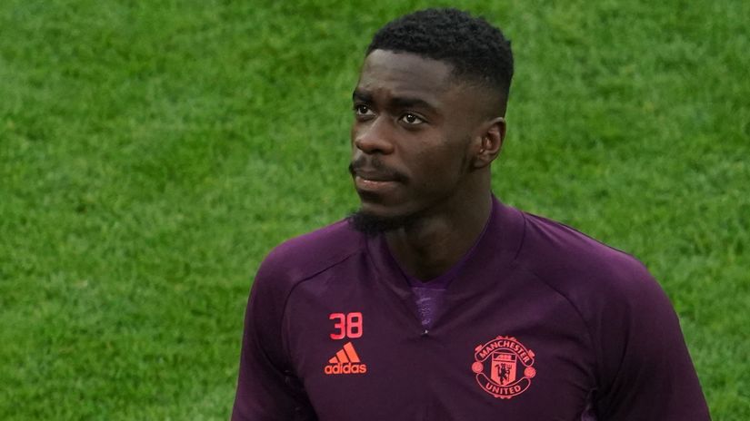 New contract and a new loan (©AFP)