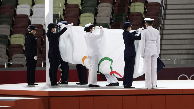 The Olympic flag is removed and folded during the Closing Ceremony of the Tokyo 2020 Olympic Games (©Xavier Laine/Getty Images)